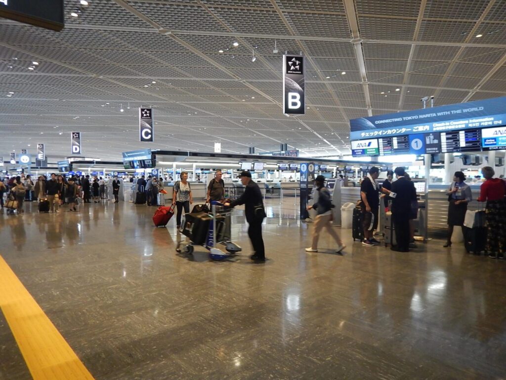 平日金曜日の成田空港